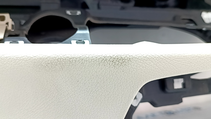 Торпедо передняя панель с AIRBAG Mercedes W213 E 17-23 без проекции, черная с бежевым, под чистку, ржавый пиропатрон