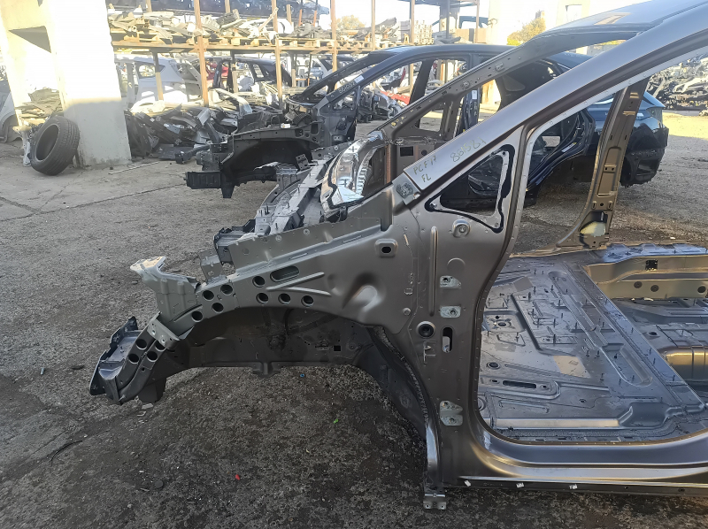 Четверть передняя левая Chrysler Pacifica 17-26 на кузове, бежевая, тычки