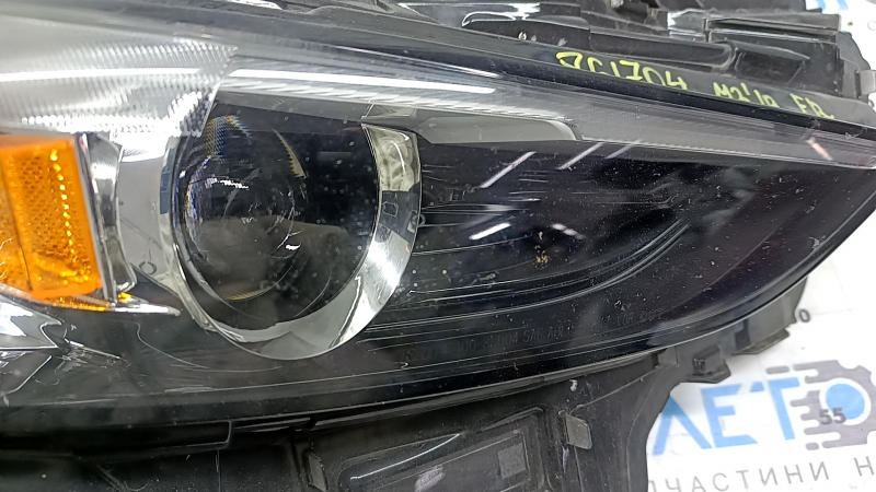 Фара передняя правая в сборе Mazda 3 19-23 ксенон, песок