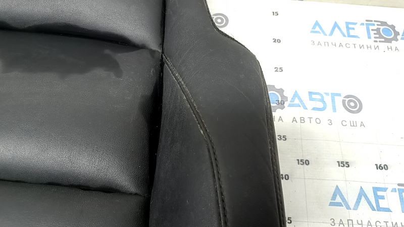 Деталь обшивки водительского сиденья Mazda 3 2019-2022, с коричневыми швами, вид сбоку