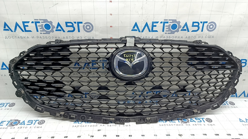 Решетка радиатора Mazda 3 2019-2026 в сборе, матовая черная, с эмблемой; дефекты на поверхности.