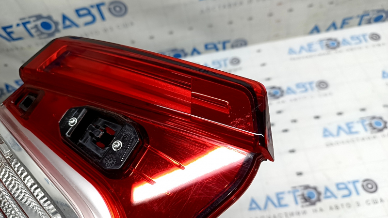 Фонарь внутренний крышка багажника правый Honda Accord 18-22 царапины