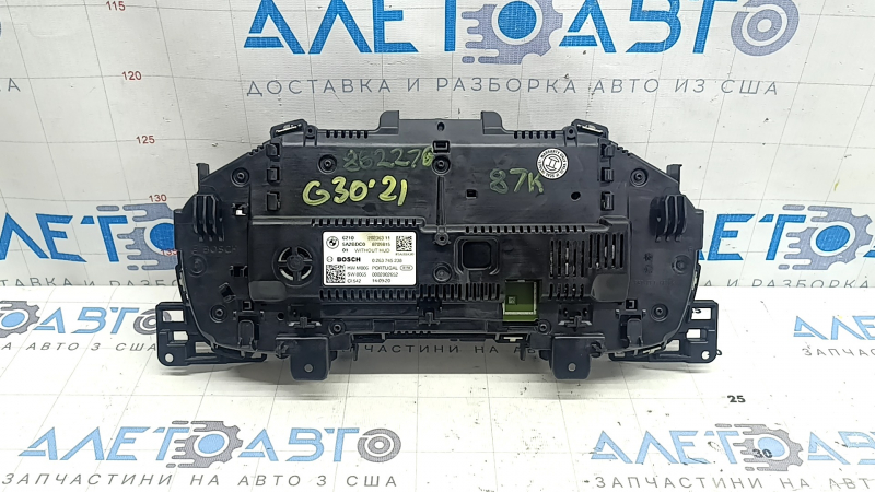 Задняя часть щитка приборов BMW 5 G30 2021-2023, показаны разъемы.