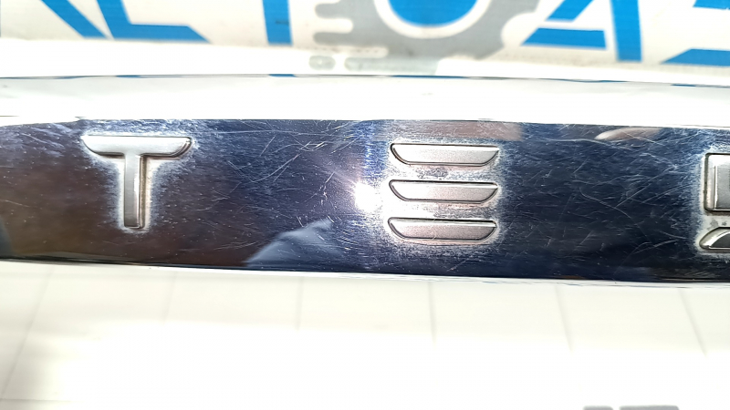 Молдинг двери багажника Tesla Model X 16-21 тип 3, хром, царапины