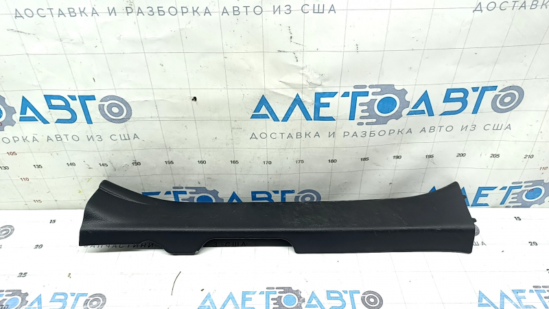 Накладка порога передняя левая для Toyota Highlander (2020-2026) с небольшими царапинами.