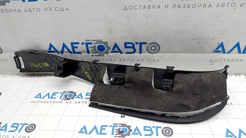 Накладка передней стойки левая нижняя Tesla Model X 16-21, состояние с признаками использования