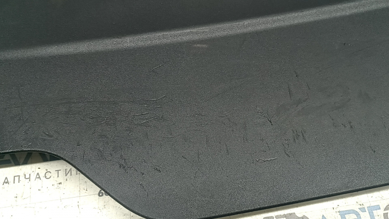 Поверхность обшивки двери багажника Jaguar F-Pace 2017-2020 годов, visible wear marks.