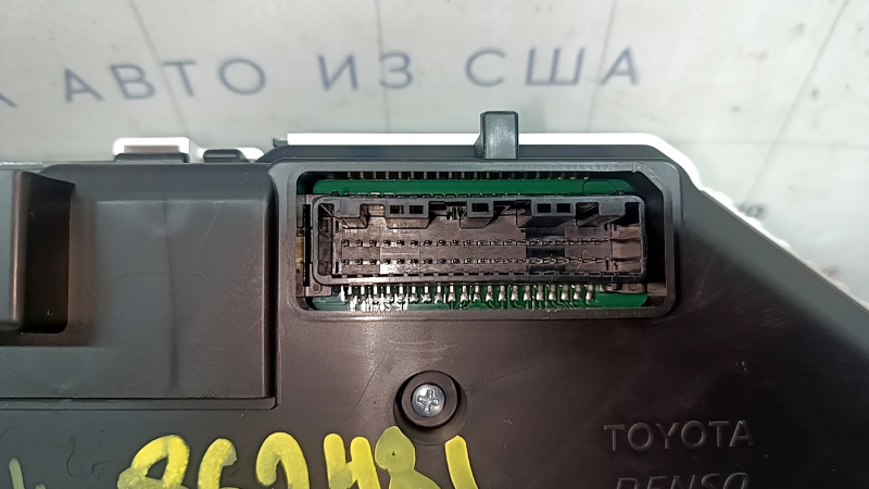 Другой разъем на щитке приборов Toyota Highlander.