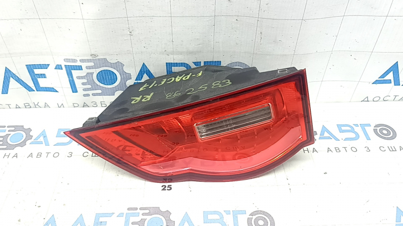 Фонарь внутренний дверь багажника правый Jaguar F-Pace X761 17-20 царапины, сломаны крепления