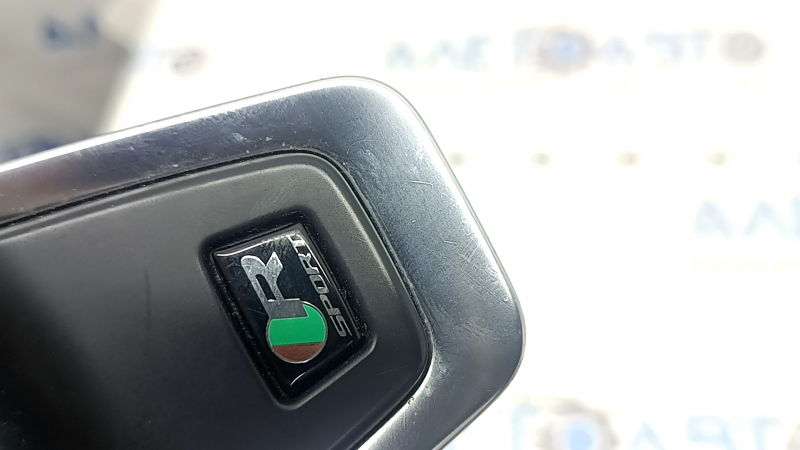 Близкий план логотипа R-Sport на накладке руля