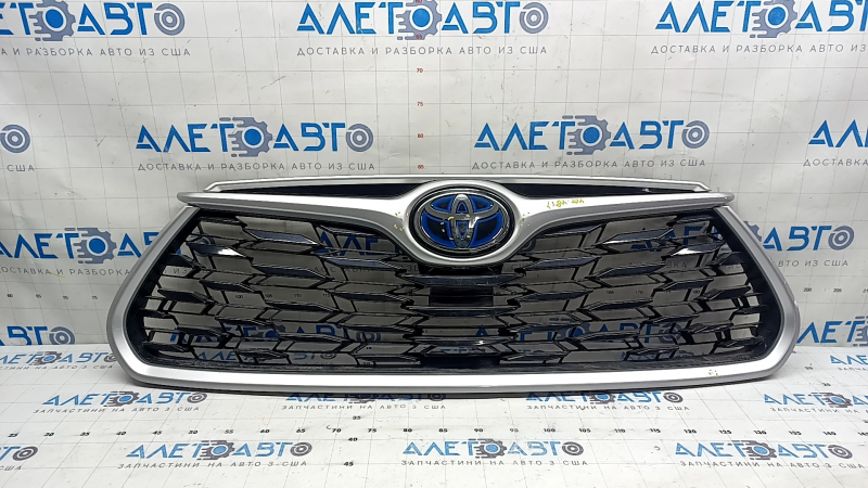 Решетка радиатора grill Toyota Highlander 20-26 без камеры с эмблемой hybrid, серебро, песок, потертость