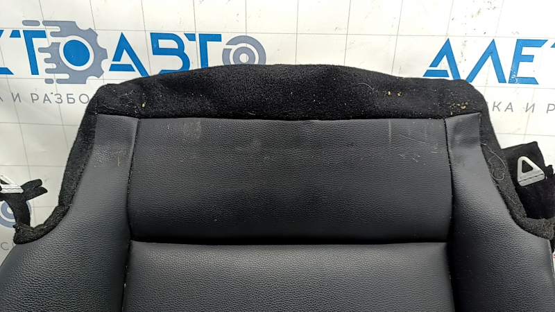 Вид верхней части обшивки сиденья Toyota, небольшие загрязнения.