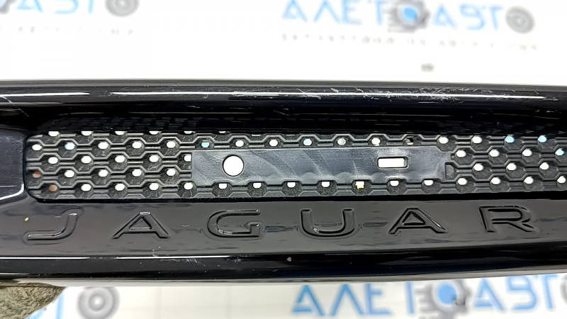 Крупный план молдинга крыла с логотипом JAGUAR, видно состояние
