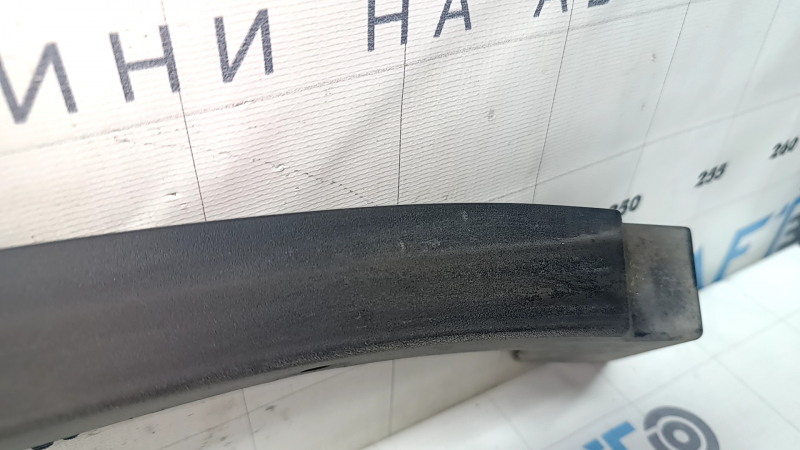 Крупный план места крепления на накладке арки крыла для Toyota Highlander.