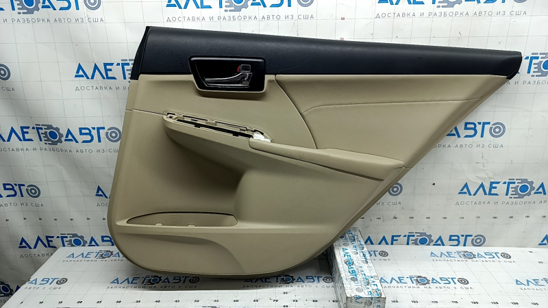 Обшивка дверей задней правой части от Toyota Camry 2012-2014, с царапинами.