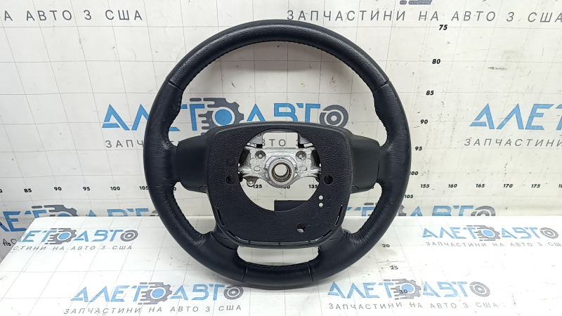 Кожаный руль Toyota Camry V50 2012-2014, небольшие потертости и царапины.