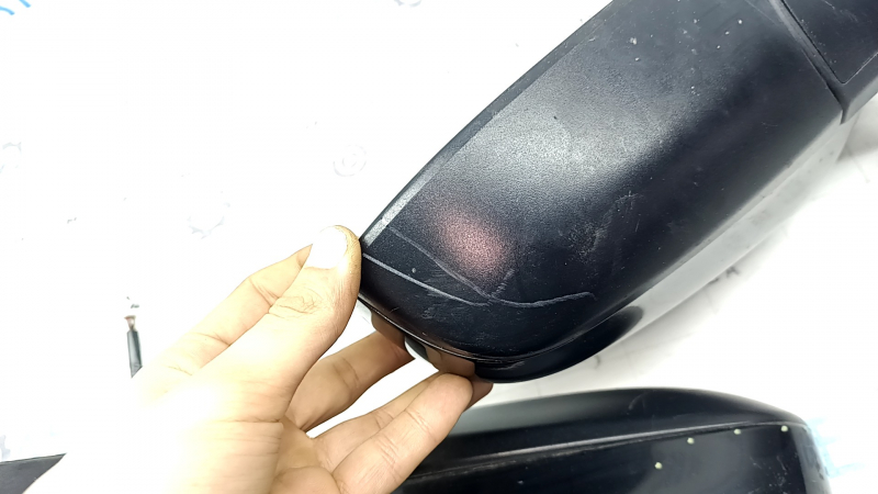 Фрагмент повреждения на боковом зеркале Toyota Camry V50, характерные царапины от эксплуатации.