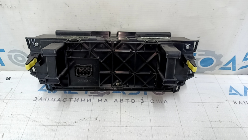 Задняя сторона управления климатом Toyota Camry V50, все крепления целы