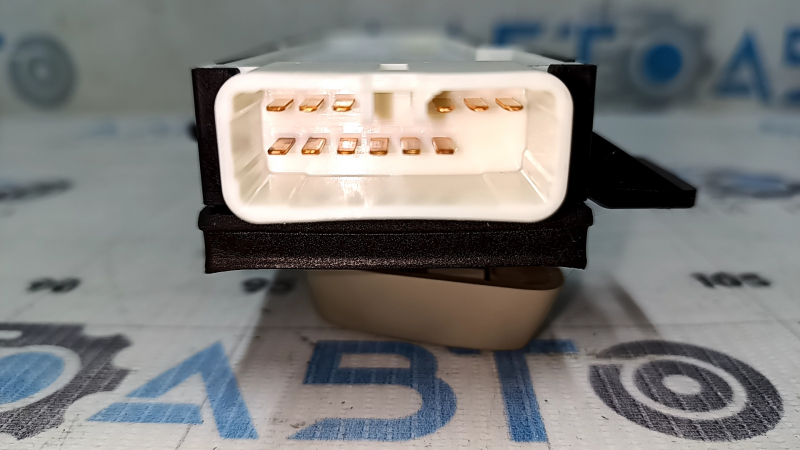 Крупный план разъема управления сиденьем Toyota Camry V50, все контакты в порядке