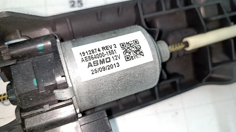 Крупный план моторчика регулировки сиденья Toyota Camry V50 2012-2014, детальная маркировка без следов износа.
