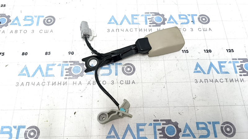 Защелка пассажирского ремня Toyota Camry v50 12-14 usa бежевая, с датчиком
