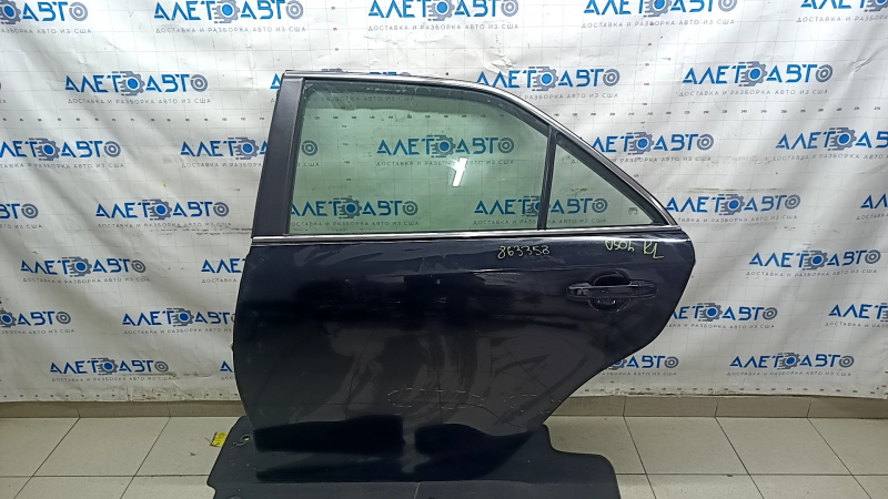 Задняя левая дверь Toyota Camry V50 2012-2014, на фото виден целостный вид.