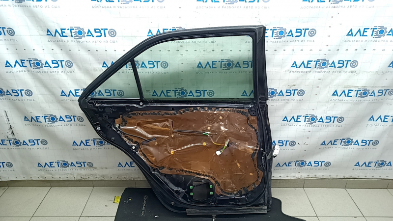 Структура задней левой двери Toyota Camry 2012-2014, показан внутренний механизм.