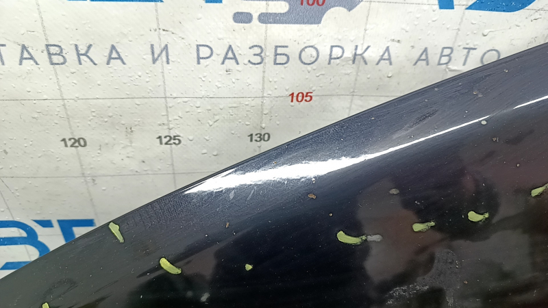 Угол капота Toyota Camry 2012-2014, видно качество покраски и оригинальные метки.