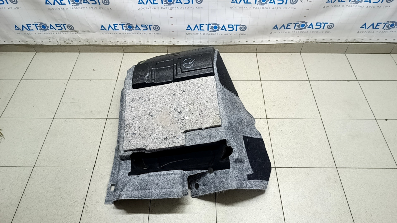 Изображение интерьера для Toyota Camry (V50, 2012-2014): покрытие пола с признаками эксплуатации.