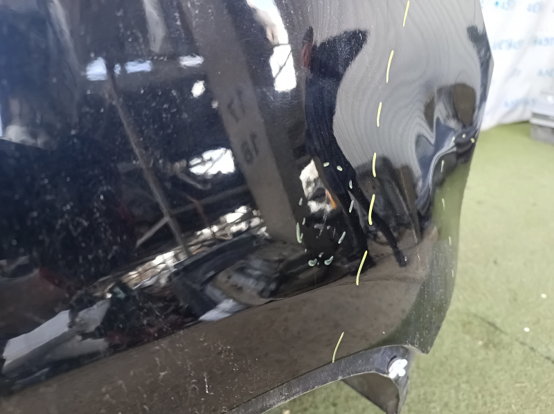 Крупный план повреждений на задней левой четверти кузова Volkswagen Tiguan, черный цвет.