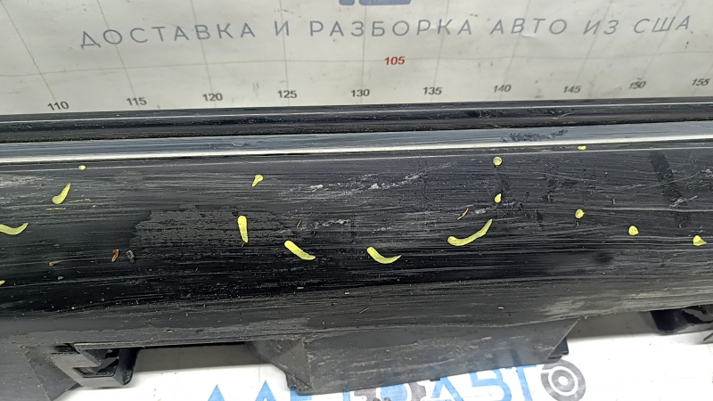 Приближенный кадр потертостей на накладке порога для Toyota Camry, четкие следы использования.