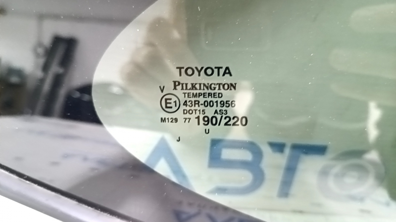 Маркировка стекла Toyota Pilkington, состояние отличное, готова к установке на Highlander.