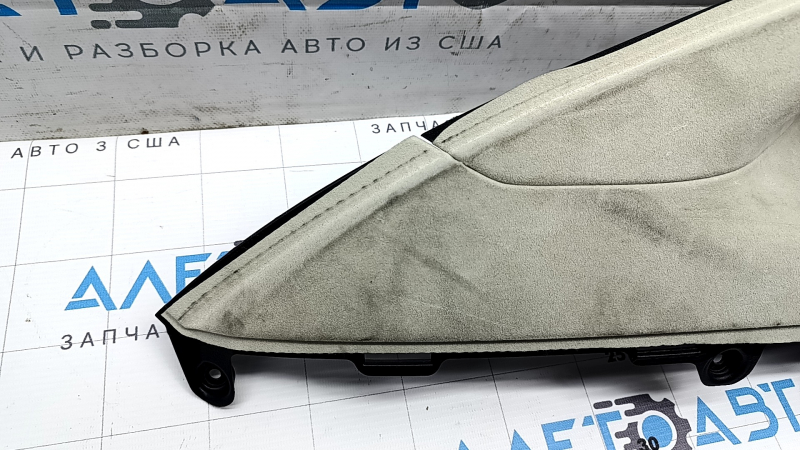 Еще один ракурс накладки задней стойки для Tesla Model X, вид с другой стороны