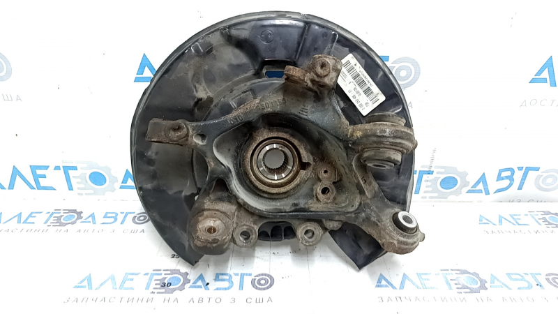 Фронтальный ракурс задней цапфы BMW 4 F32/F33/F36, детали демонстрируют естественный износ.