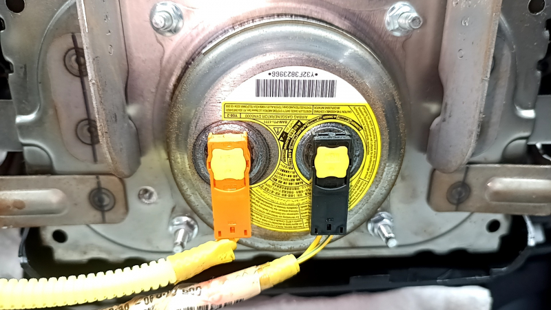 Подробный снимок AIRBAG на торпедо, видно подключение