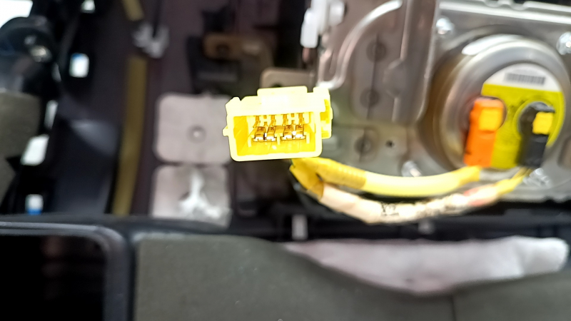 Детализация подключения проводов к системе AIRBAG в передней панели Toyota Camry.