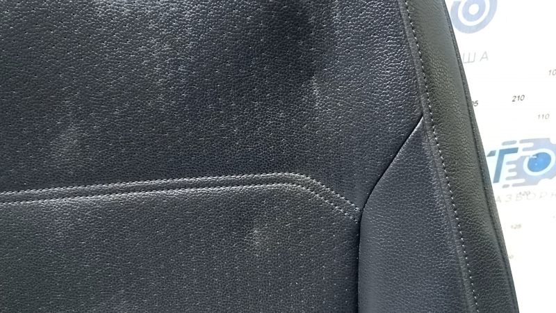 Детализированное фото следов на обшивке кожи сидения Volkswagen Passat B7 2012-2015