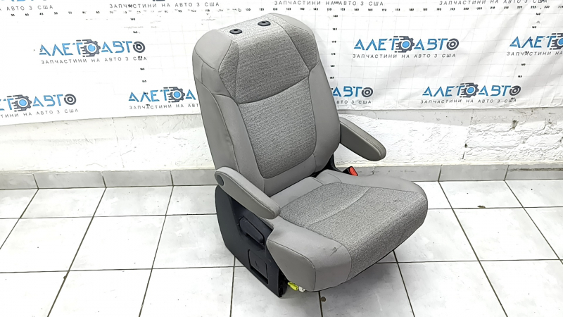 Сидение второго ряда для Toyota Sienna 2021-2022, вид сбоку, в хорошем состоянии, требует химчистки.