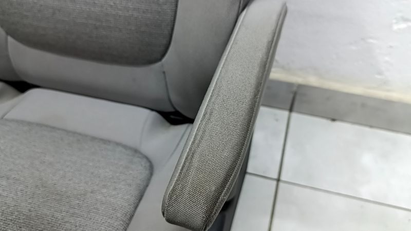 Детали подлокотника сидения Toyota Sienna, показывают состояние обивки, есть небольшие потертости.