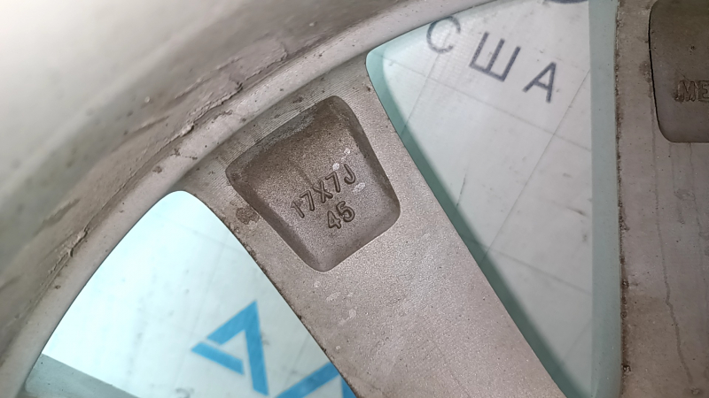 Крупный план маркировки на диске колёсном R17 для Toyota Camry 2012-2014