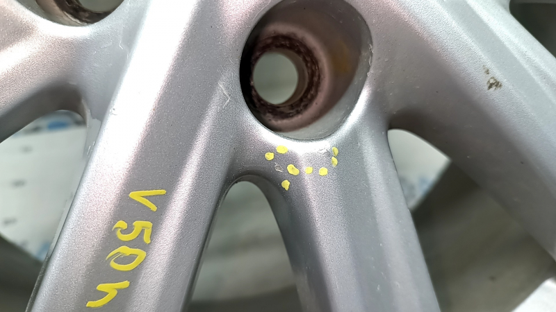 На диске Toyota Camry легкие вмятины и следы использования