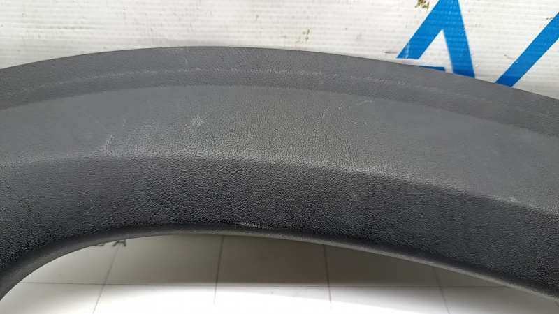 Крупный план повреждений накладки проема багажника для Tesla Model X, видно состояние поверхности