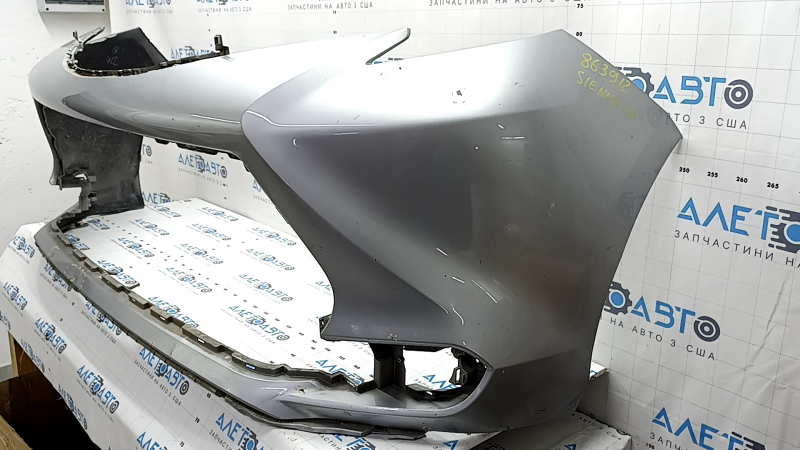 Бампер передний голый Toyota Sienna 21-26 серебро, царапины, вмятины, надорван, трещины в креплениях