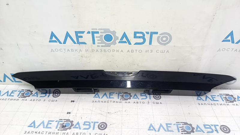 Накладка крышки багажника Ford Fusion (2013-2020) с царапинами и сломанным креплением