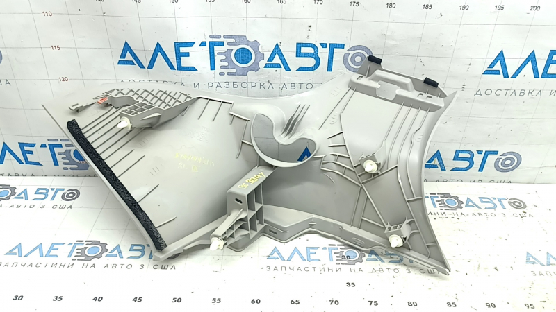 Вид накладки задней стойки левая на Toyota Sienna 21-26, с видимыми следами эксплуатации