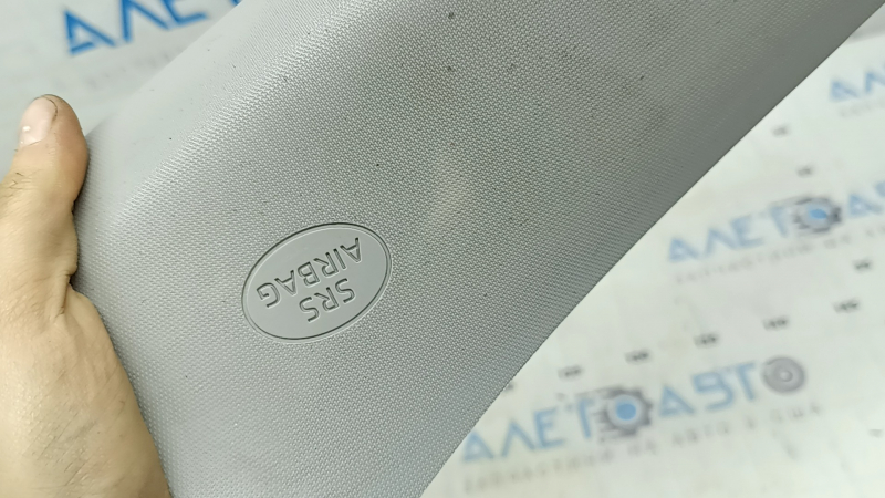Крупный план оригинальной маркировки SRS Airbag на накладке передней стойки, подтверждает подлинность детали.