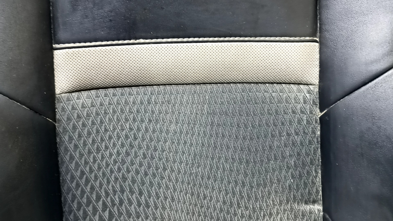 Крупный план на текстильную часть обшивки сиденья Toyota Camry.