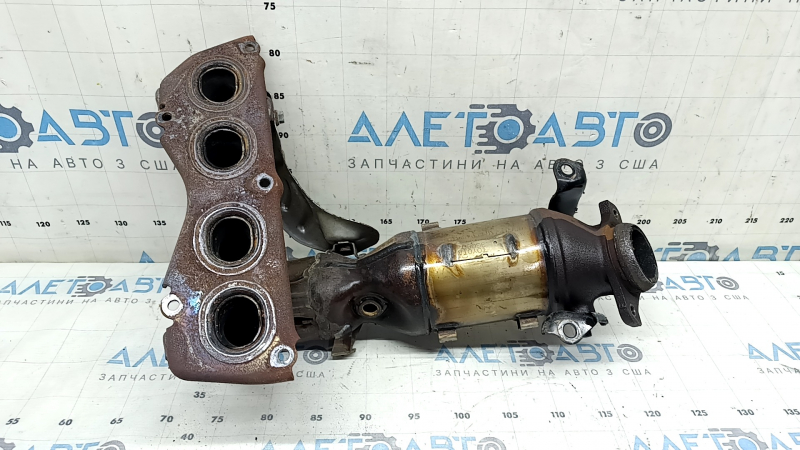 Вид на выпускной коллектор с катализатором, подходит для модели Toyota Camry 2012-2014.