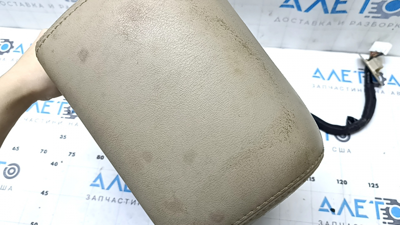 Общий вид подголовникаPassenger seat headrest for Nissan Pathfinder 2013-2016, showing wear and tear