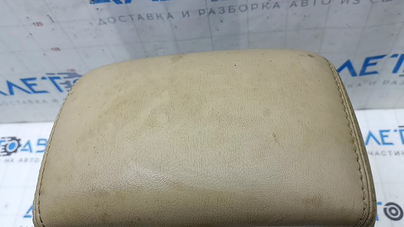 Части кожи на подголовнике Nissan Pathfinder имеют мелкие загрязнения и потертости.
